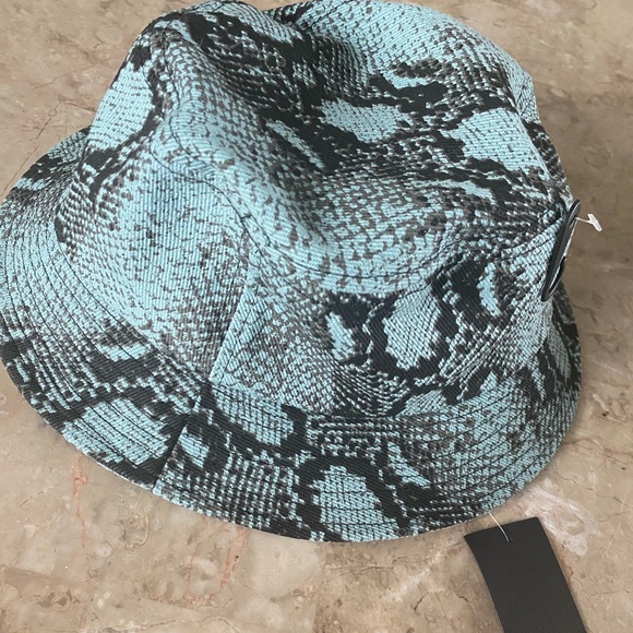 Snakeskin bucket hat Free Press - Picture 2 of 2